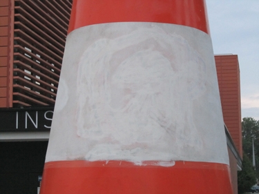 cône de chantier,cône de lübeck,sculpture,art contemporain,art public,vandalisme