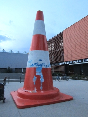 cône de chantier,cône de lübeck,signalisation,vie étudiante,graff,graffiti,silhouette,street art,streetart,vandalisme