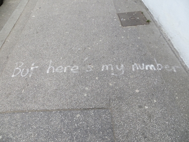 crazy,trottoir,graff,graffiti,numéro de téléphone,message,rencontre