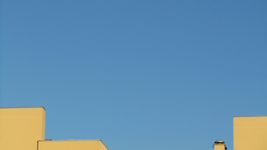 ciel bleu,immeuble,jaune